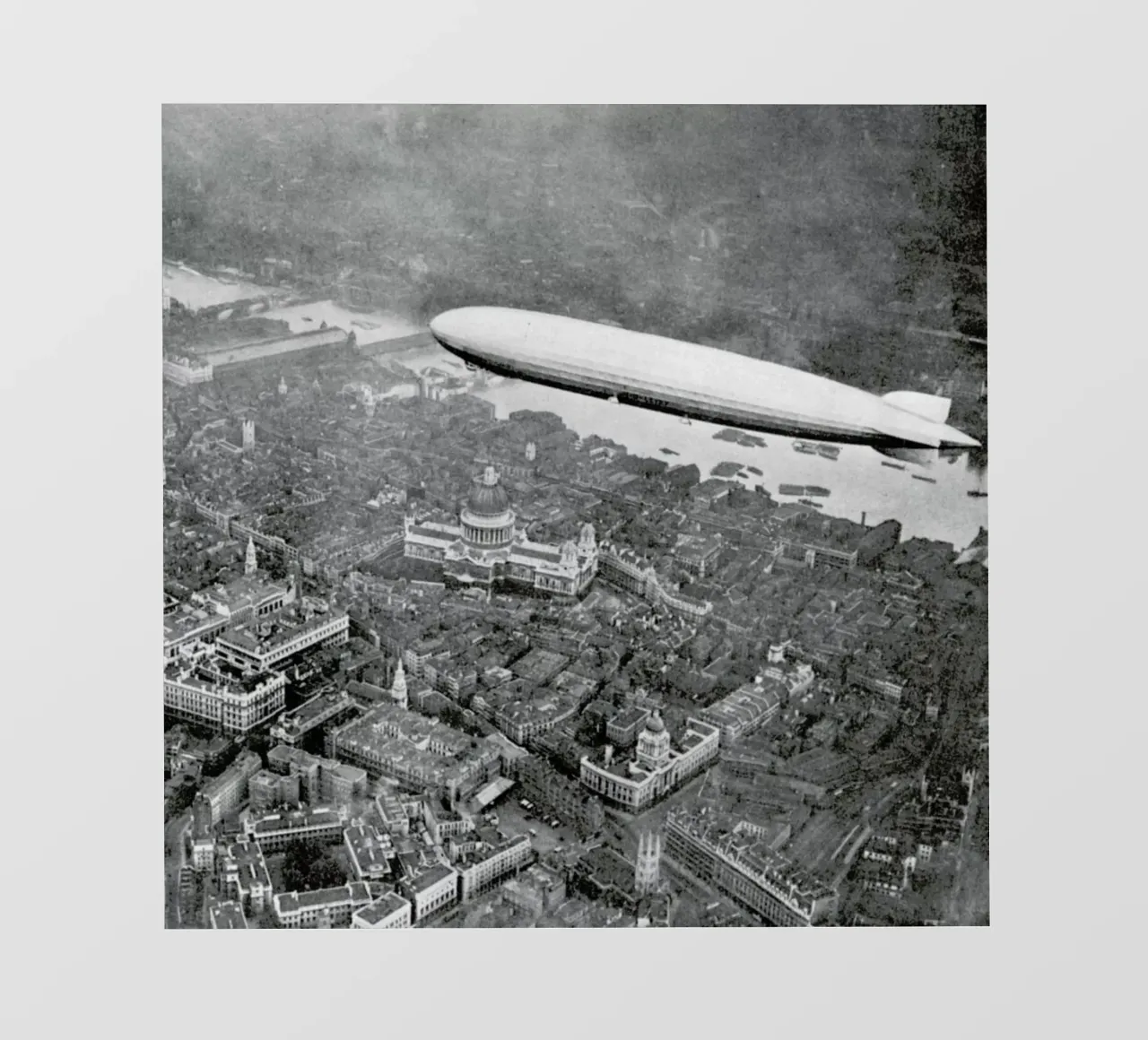 The airship Graf Zeppelin over London, 1931 pellicola backlit da Gallery Print and Art Limited