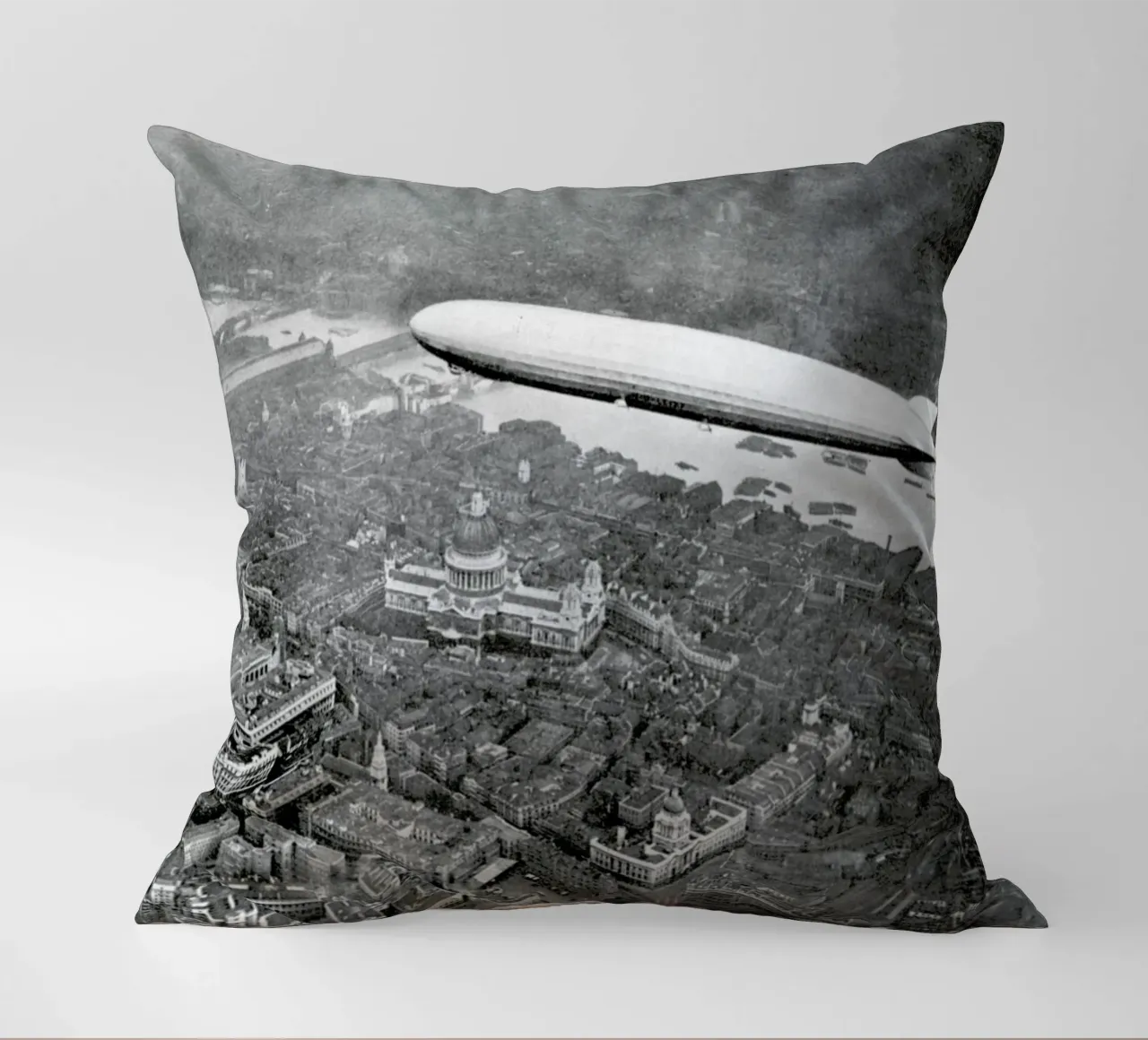 The airship Graf Zeppelin over London, 1931 cuscino da Gallery Print and Art Limited