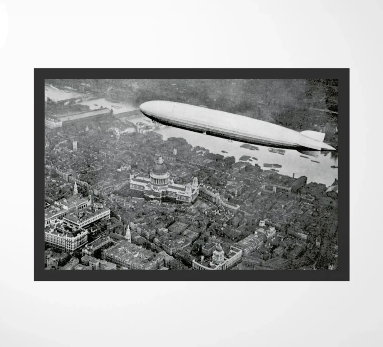 The airship Graf Zeppelin over London, 1931 zerbino da Gallery Print and Art Limited