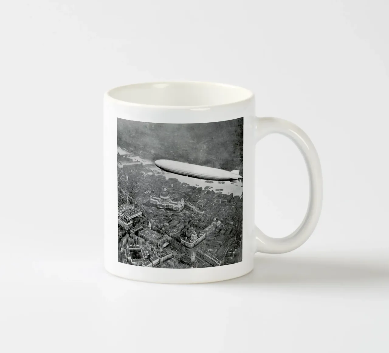 The airship Graf Zeppelin over London, 1931 tazza in ceramica da Gallery Print and Art Limited