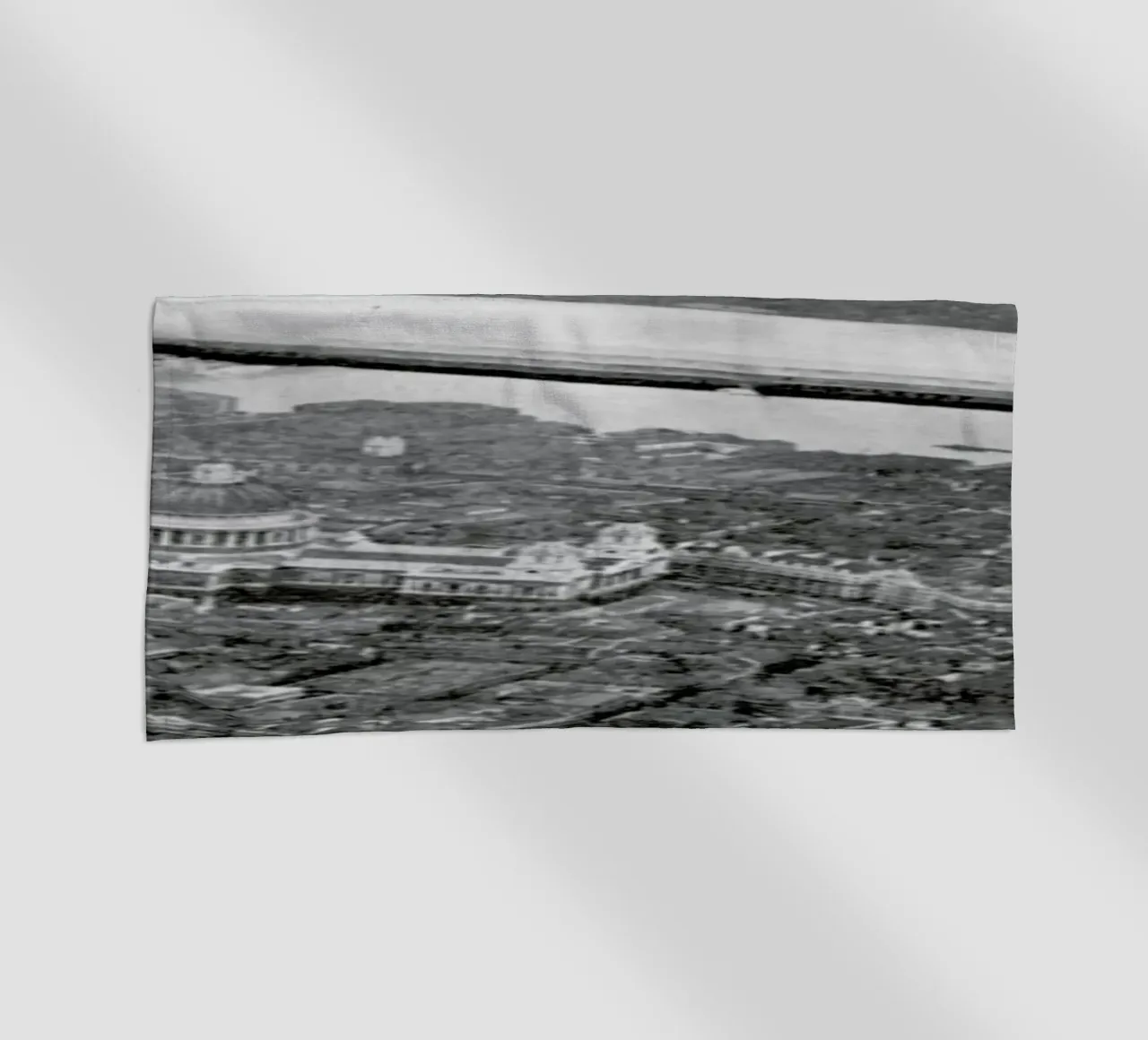 The airship Graf Zeppelin over London, 1931 telo mare da Gallery Print and Art Limited