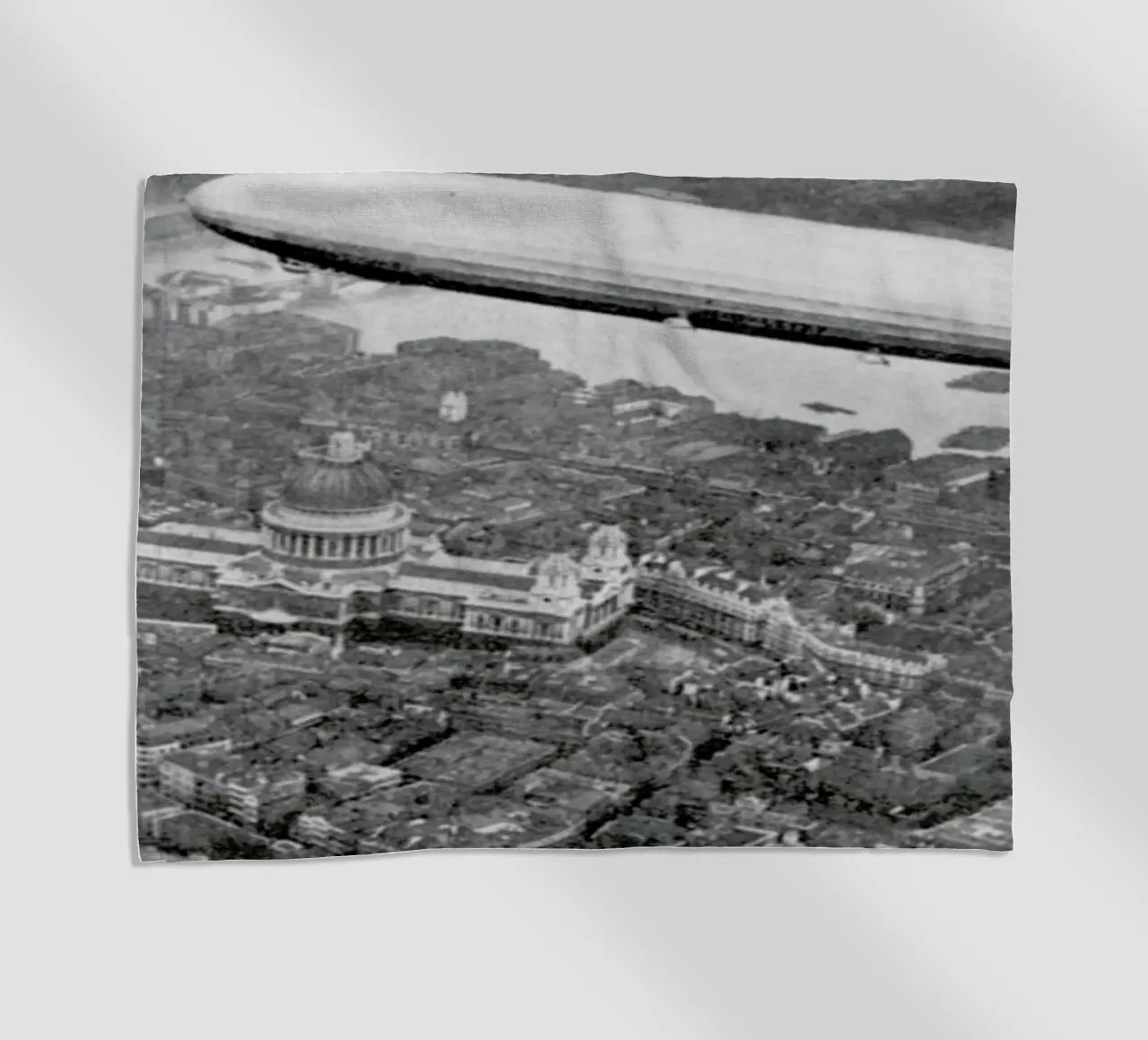 The airship Graf Zeppelin over London, 1931 telo mare da Gallery Print and Art Limited