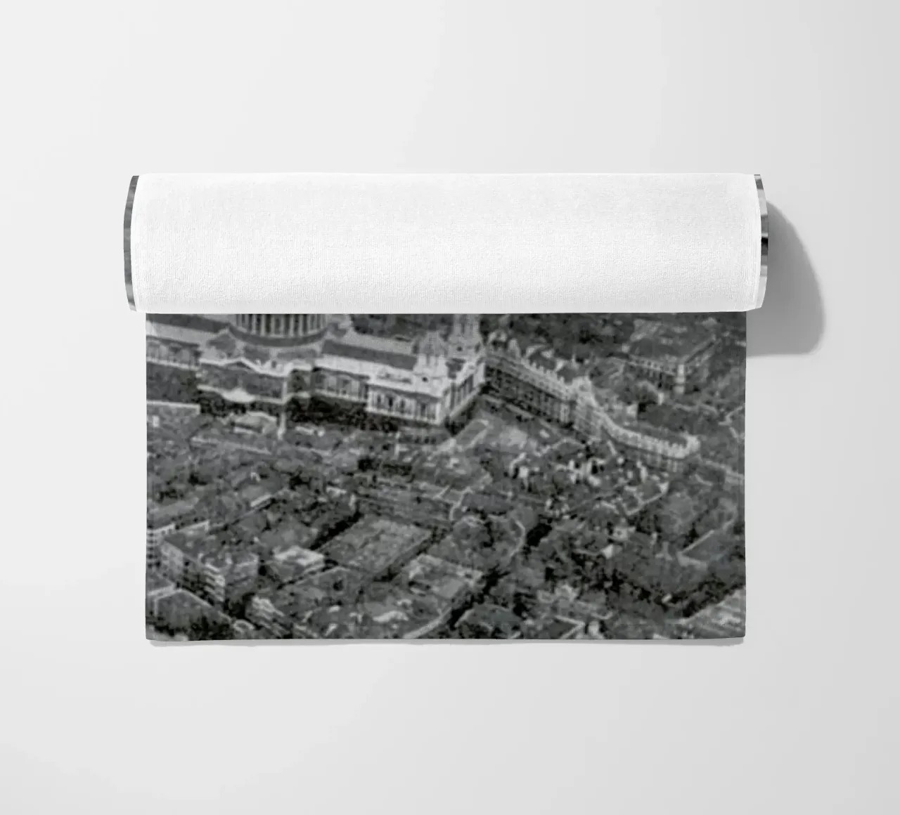 The airship Graf Zeppelin over London, 1931 telo mare da Gallery Print and Art Limited