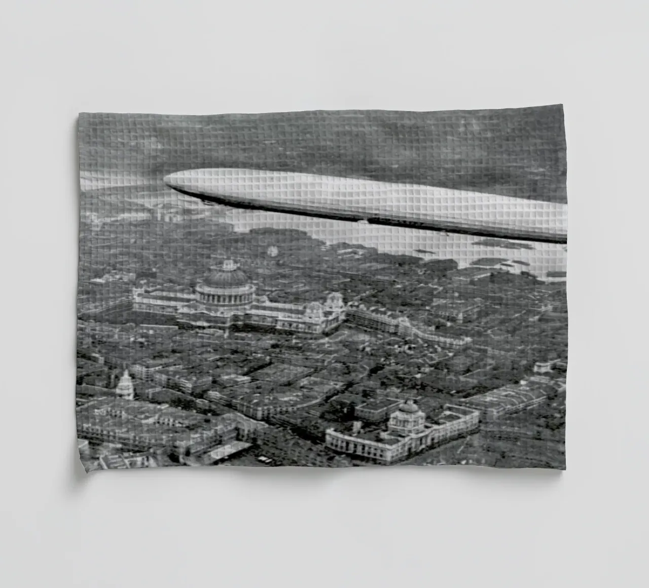 The airship Graf Zeppelin over London, 1931 canovaccio da cucina da Gallery Print and Art Limited