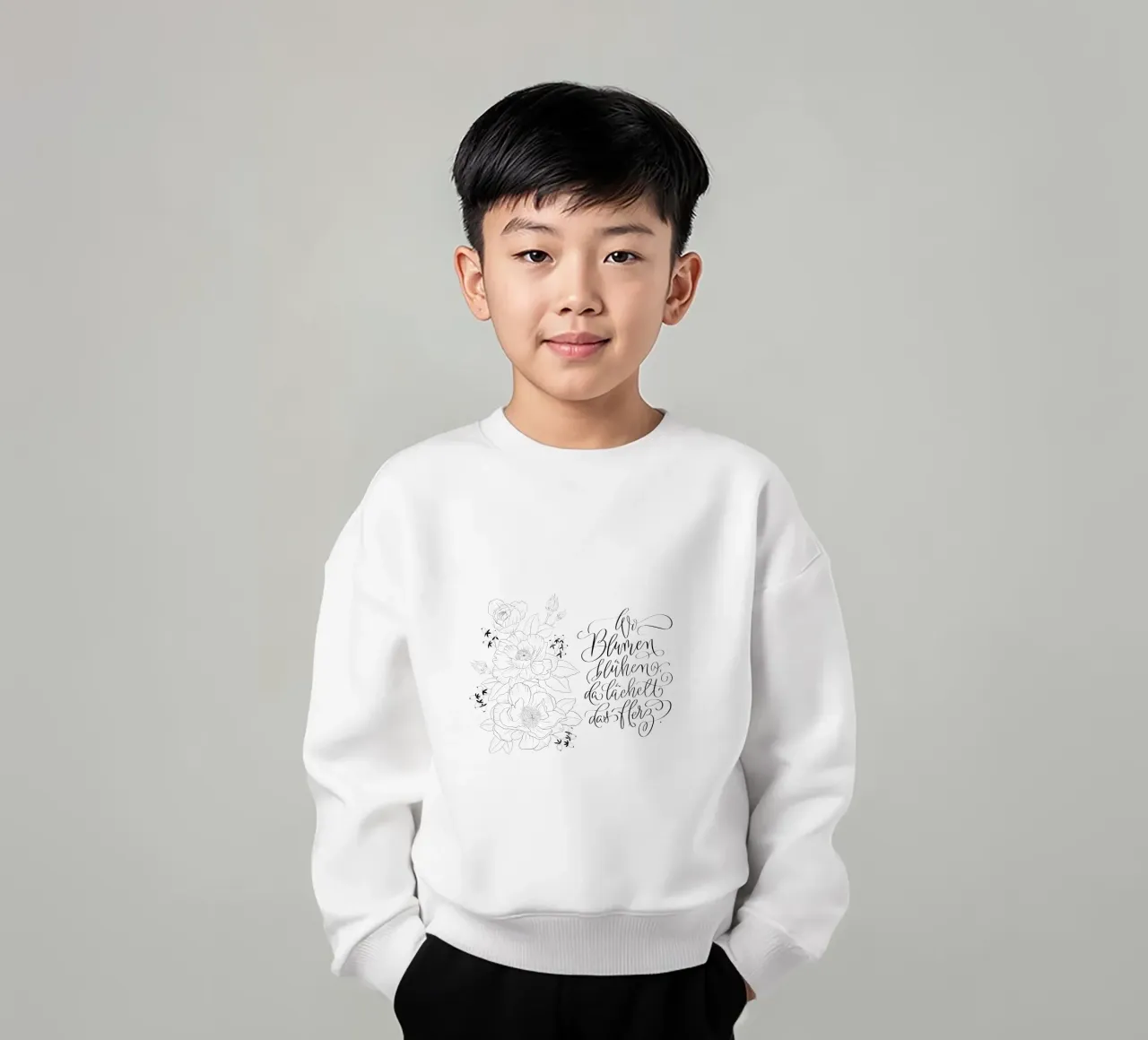 Dove sbocciano i fiori, il cuore sorride. Fiori. Calligrafia felpa bambino da CalliLetters