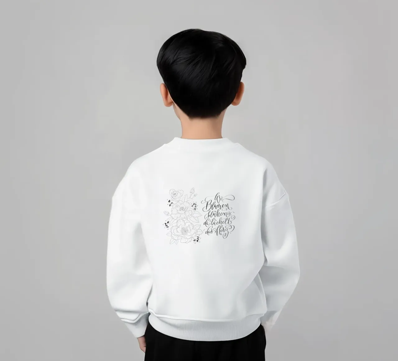 Dove sbocciano i fiori, il cuore sorride. Fiori. Calligrafia felpa bambino da CalliLetters