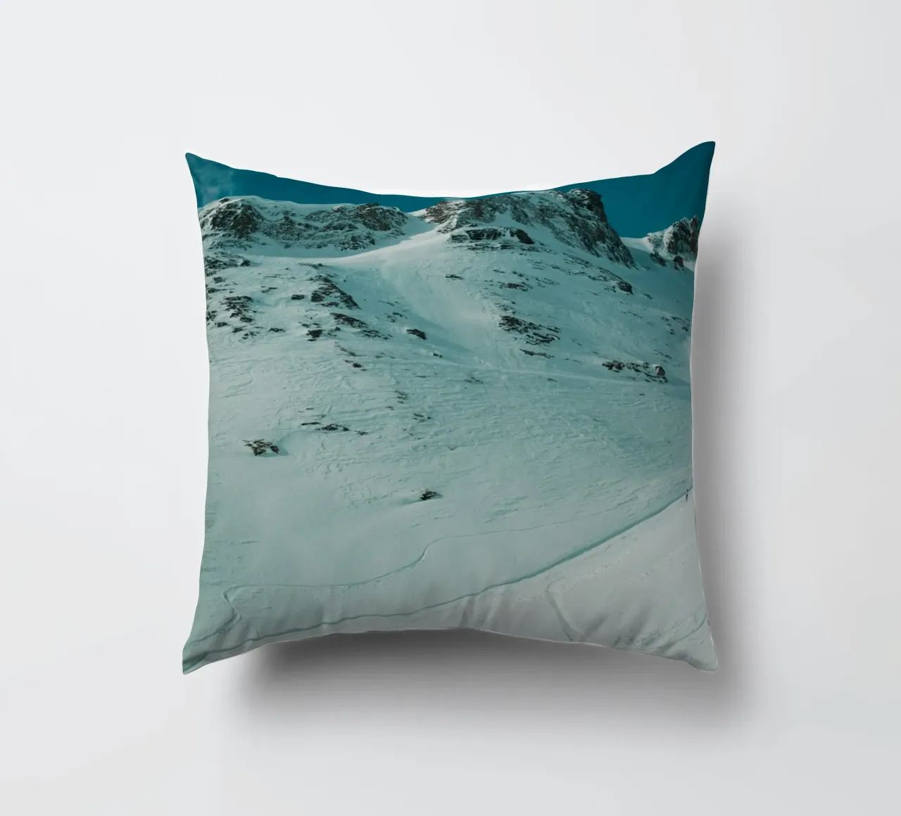 Clouds and Snow cuscino da Sebastian Hilgetag