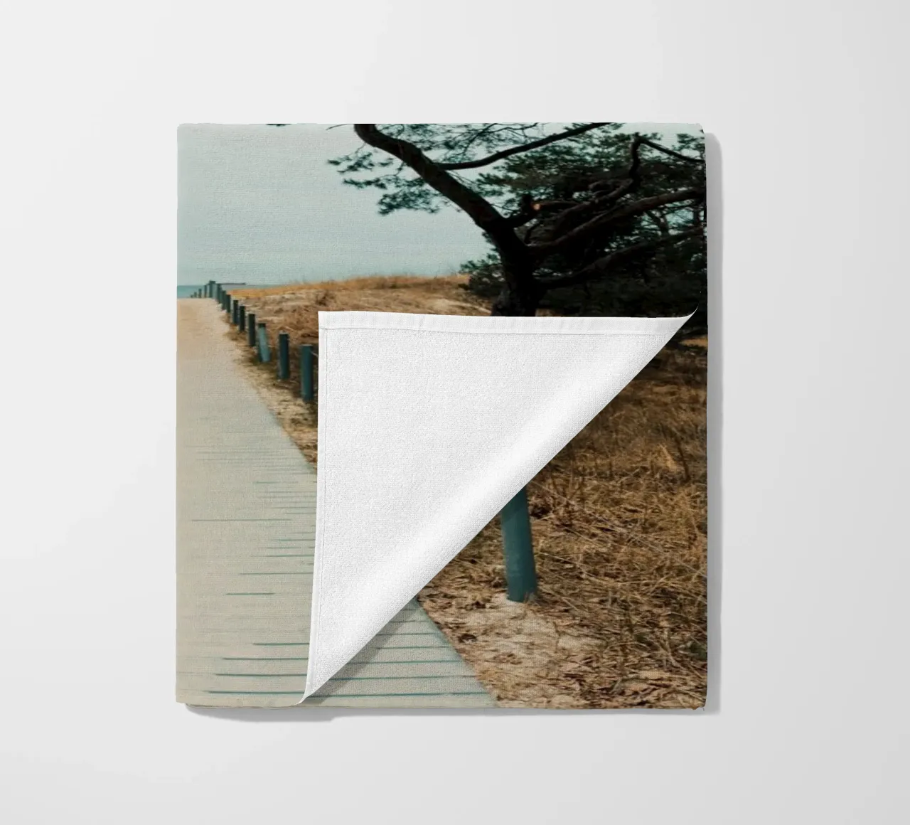 Secluded Beach Path 02 Strandtuch von Sebastian Hilgetag