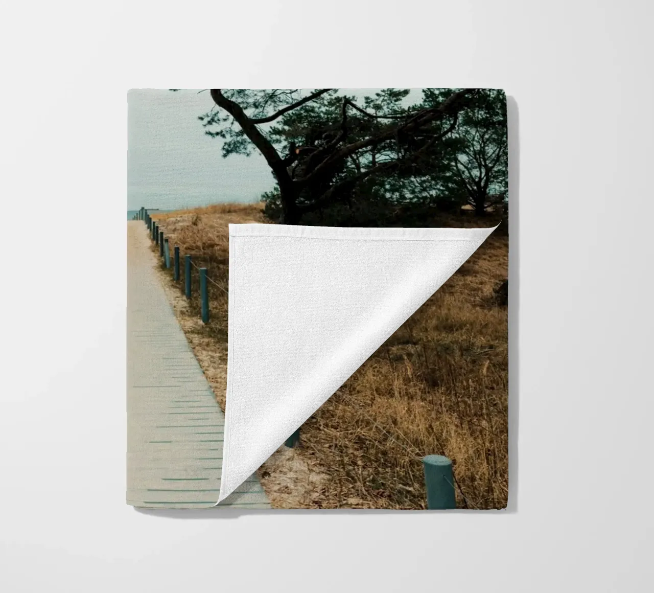 Secluded Beach Path 02 Strandtuch von Sebastian Hilgetag