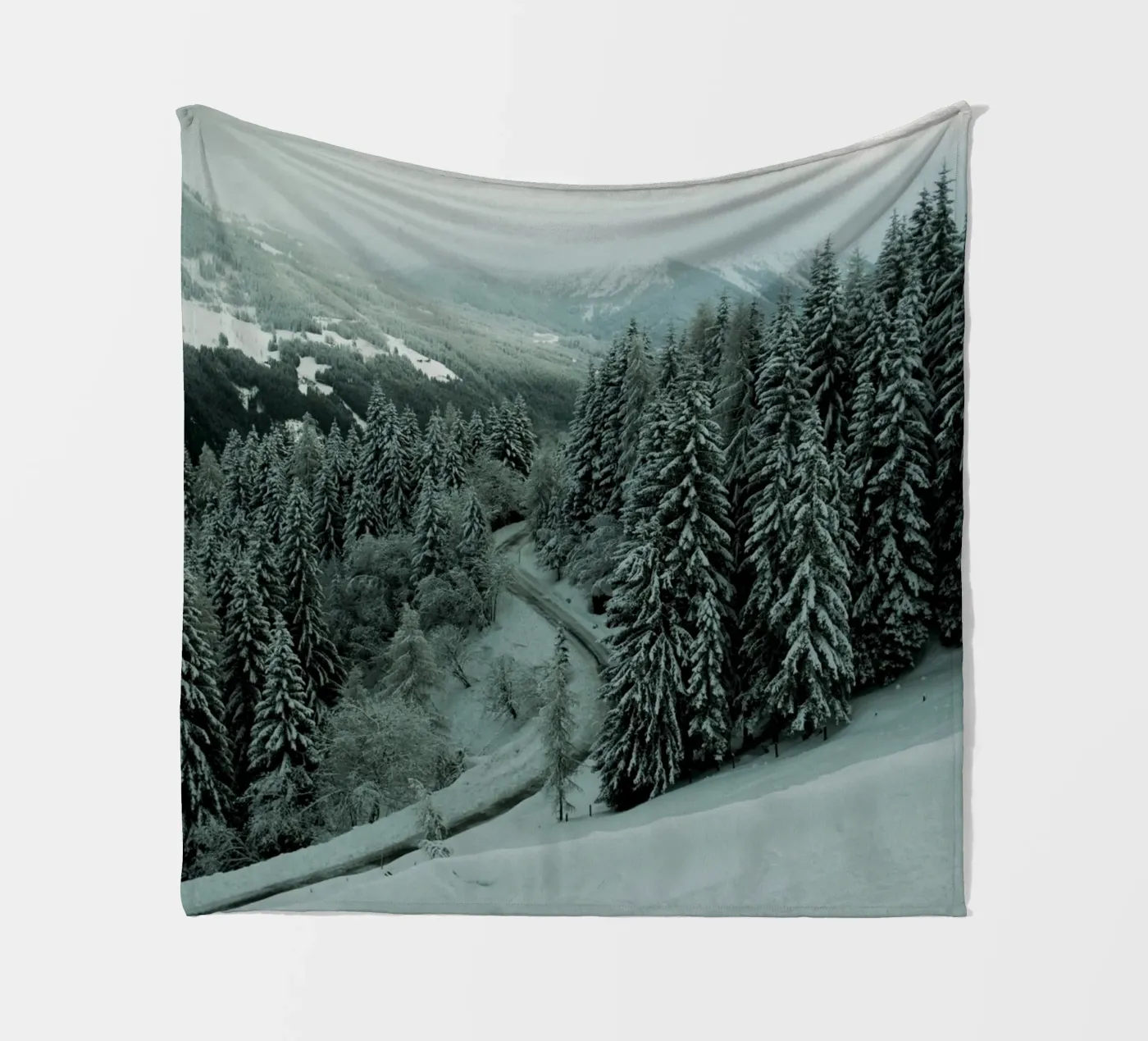 The Path through Winter Fleecedecke von Sebastian Hilgetag