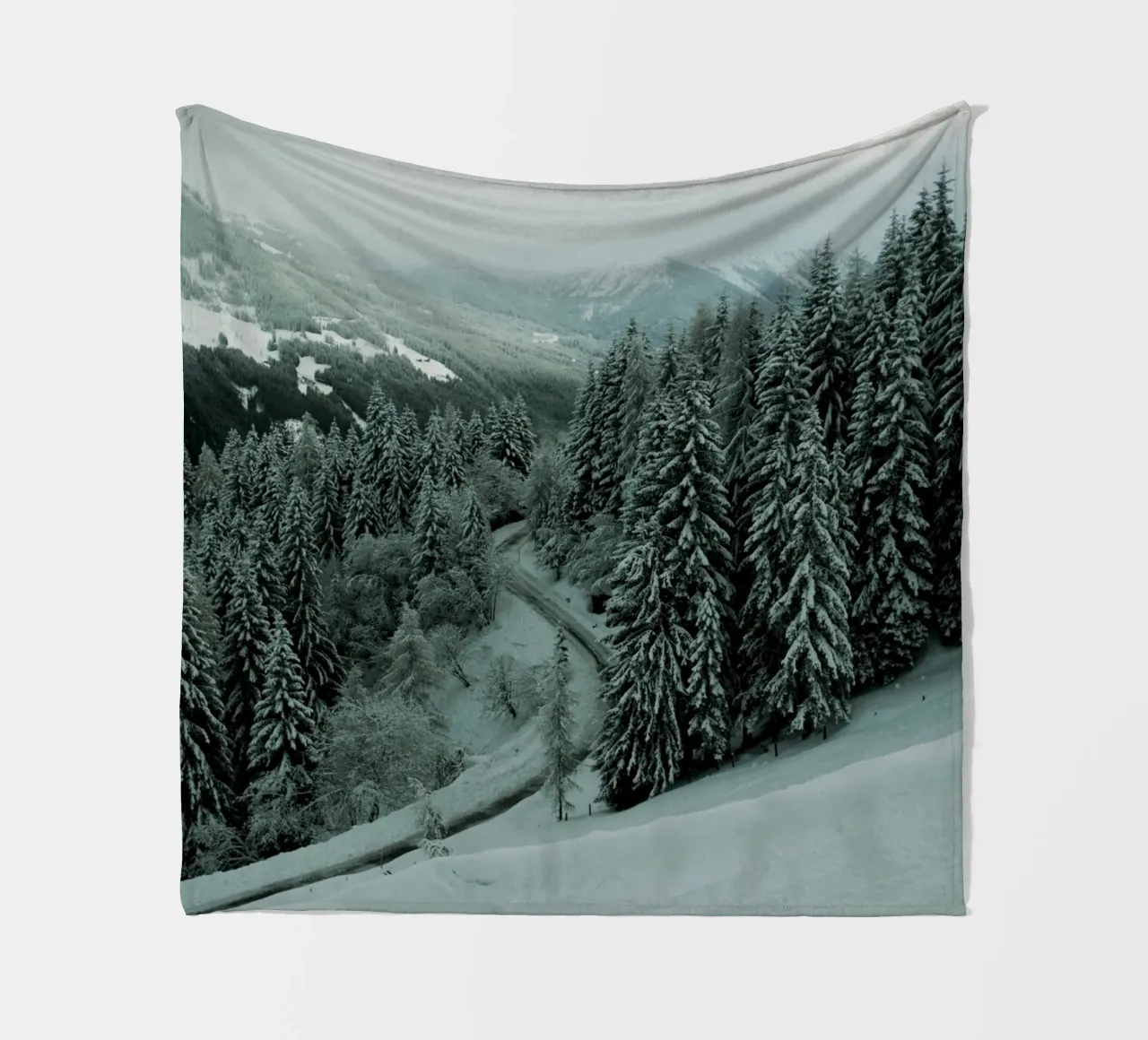 The Path through Winter coperta in pile da Sebastian Hilgetag