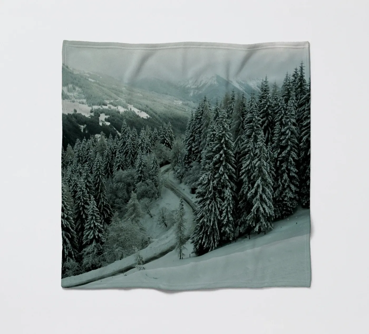 The Path through Winter Fleecedecke von Sebastian Hilgetag