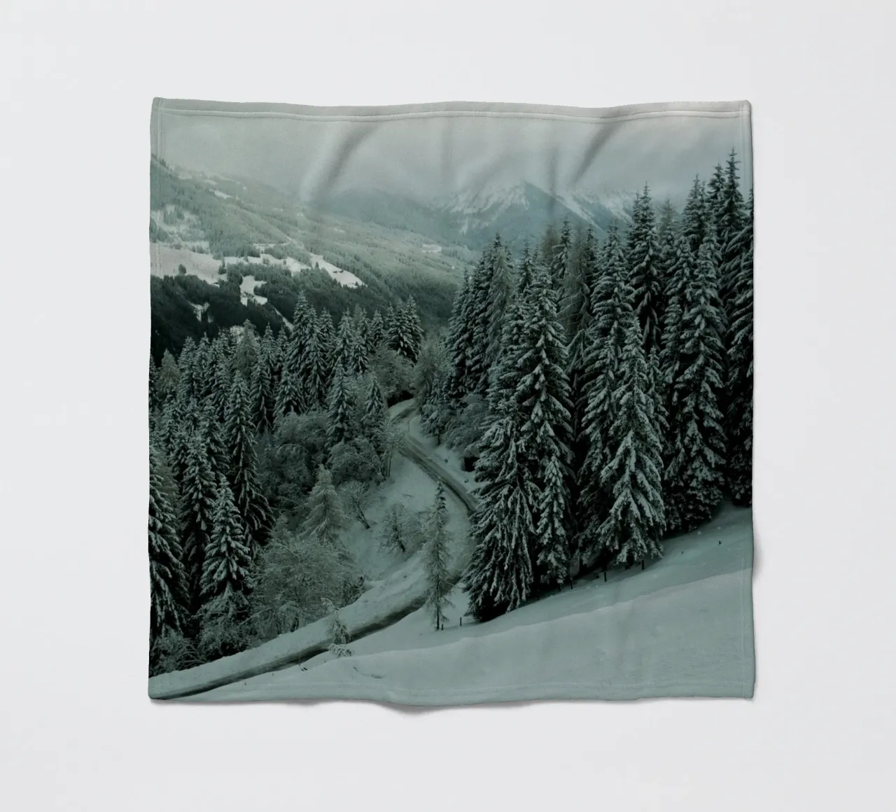 The Path through Winter coperta in pile da Sebastian Hilgetag