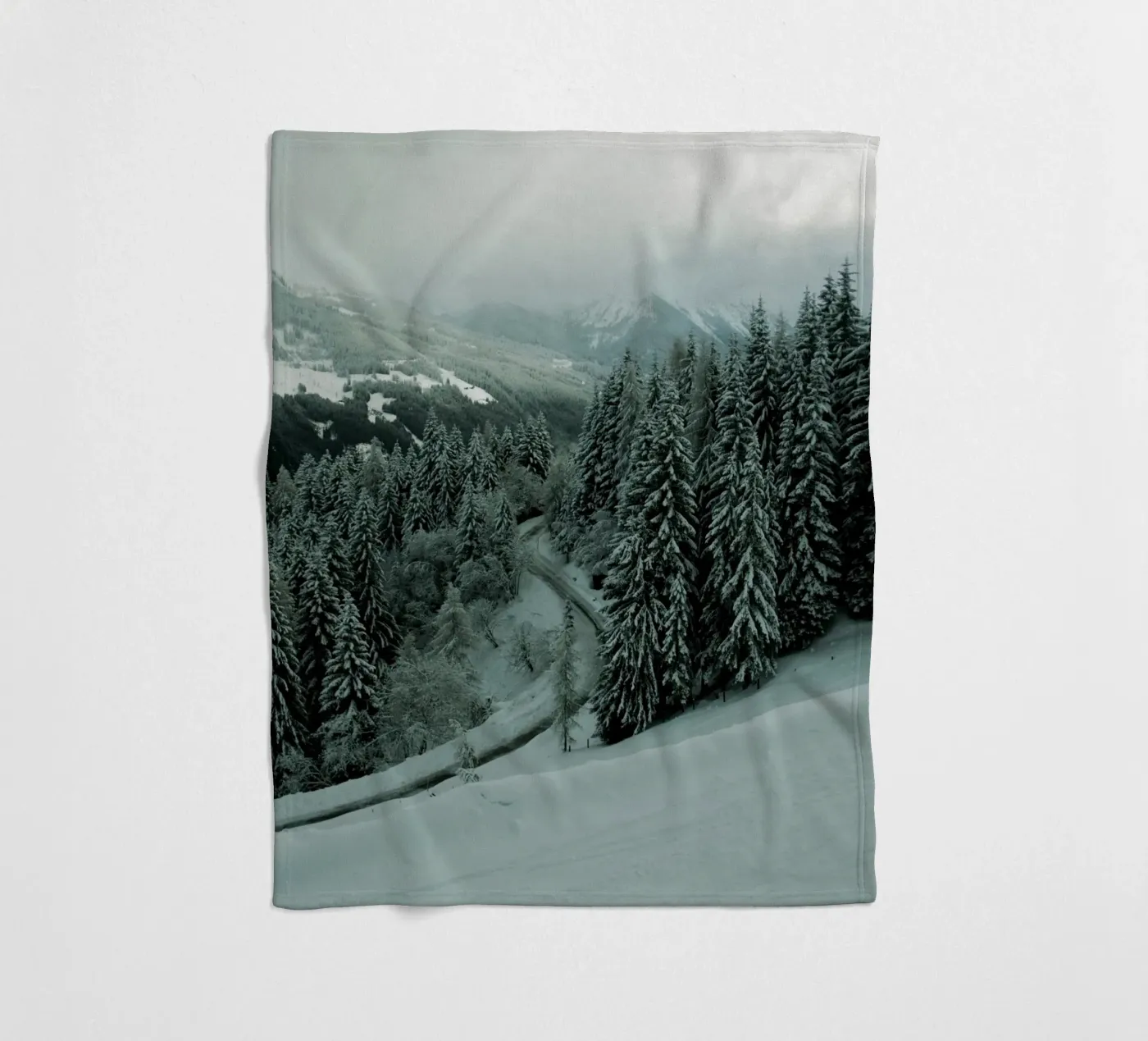 The Path through Winter Fleecedecke von Sebastian Hilgetag