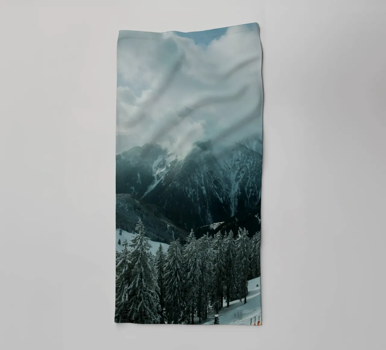 The Cloud and the Mountain asciugamano da bagno da Sebastian Hilgetag