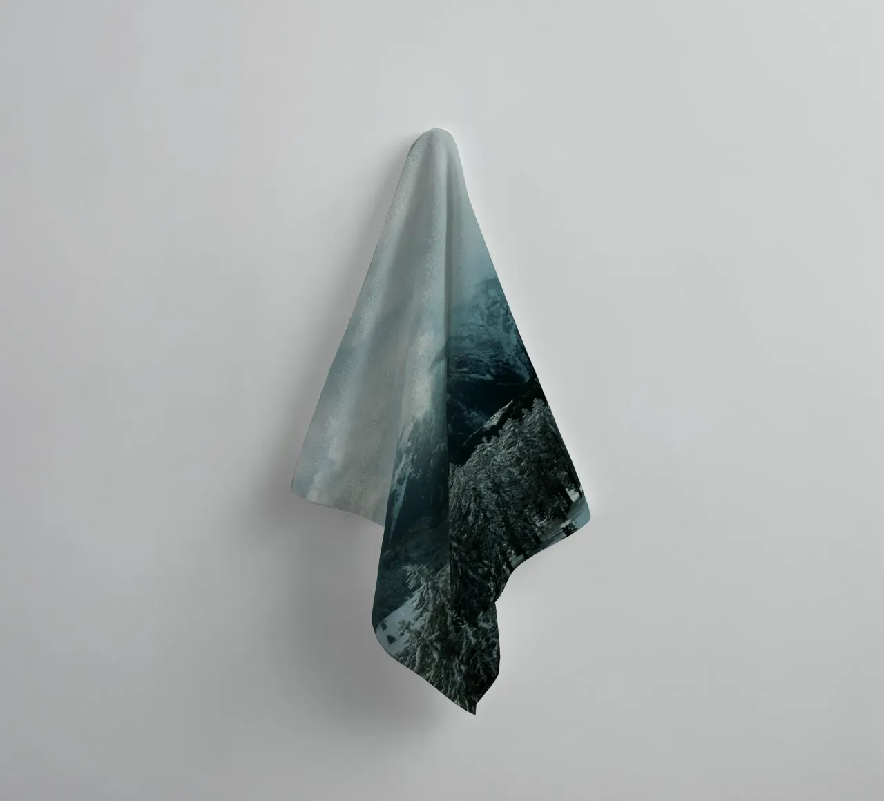 The Cloud and the Mountain asciugamano da bagno da Sebastian Hilgetag