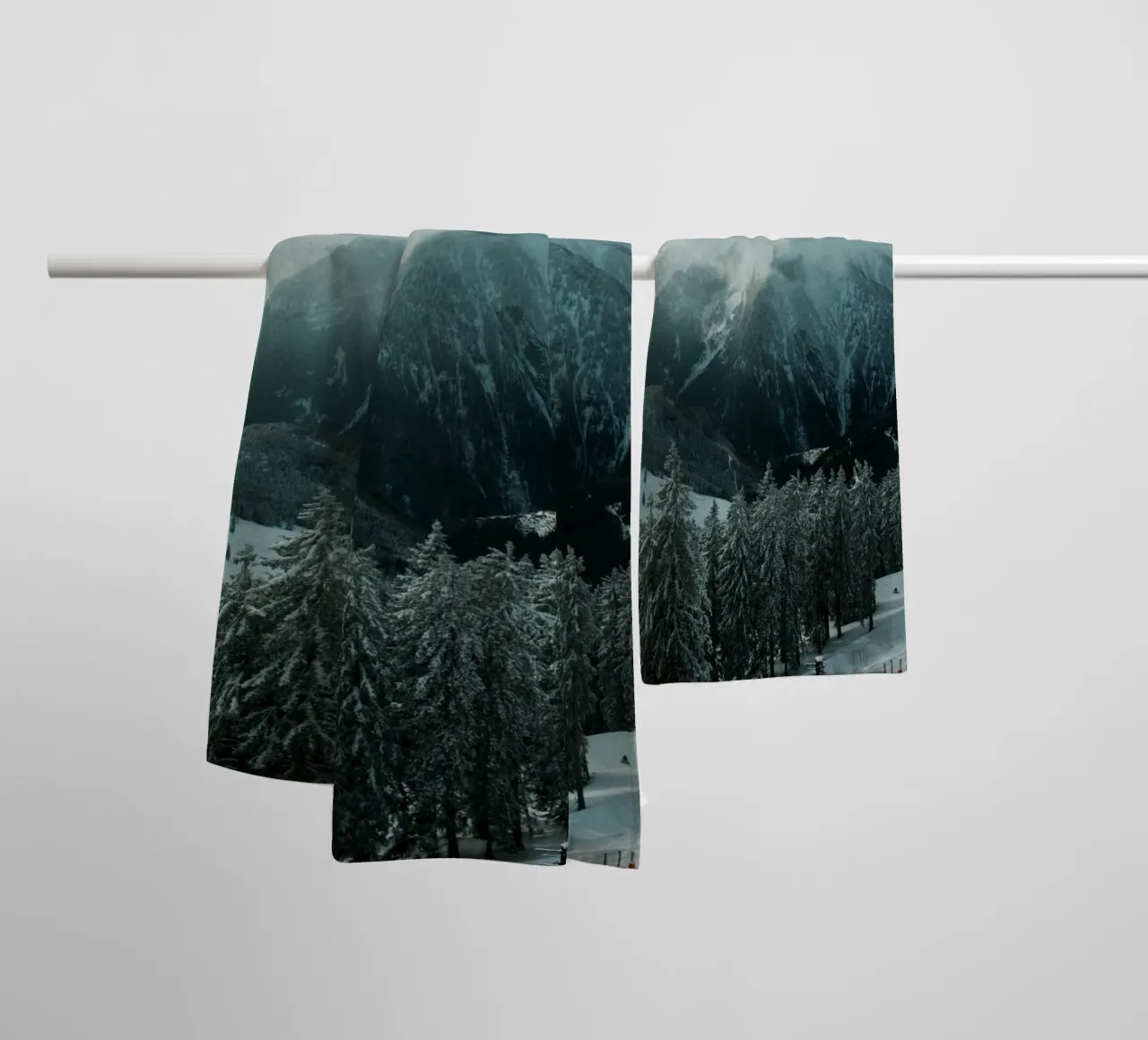 The Cloud and the Mountain asciugamano da bagno da Sebastian Hilgetag