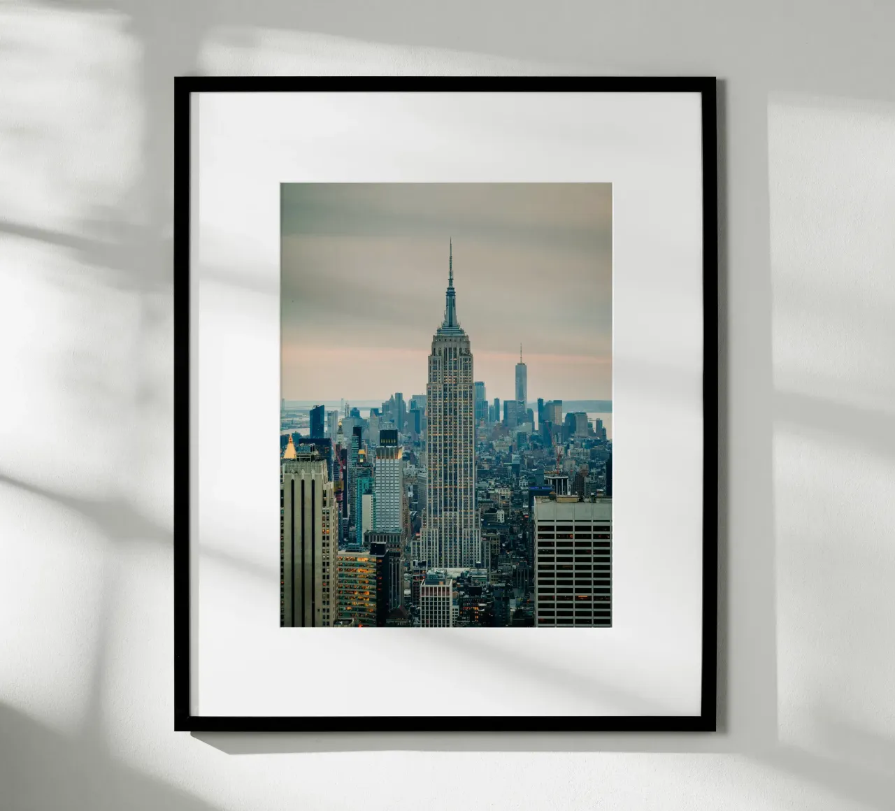 New York City - Empire State Building, Blick su Manhattan poster con telaio in plastica da Bold and Retro