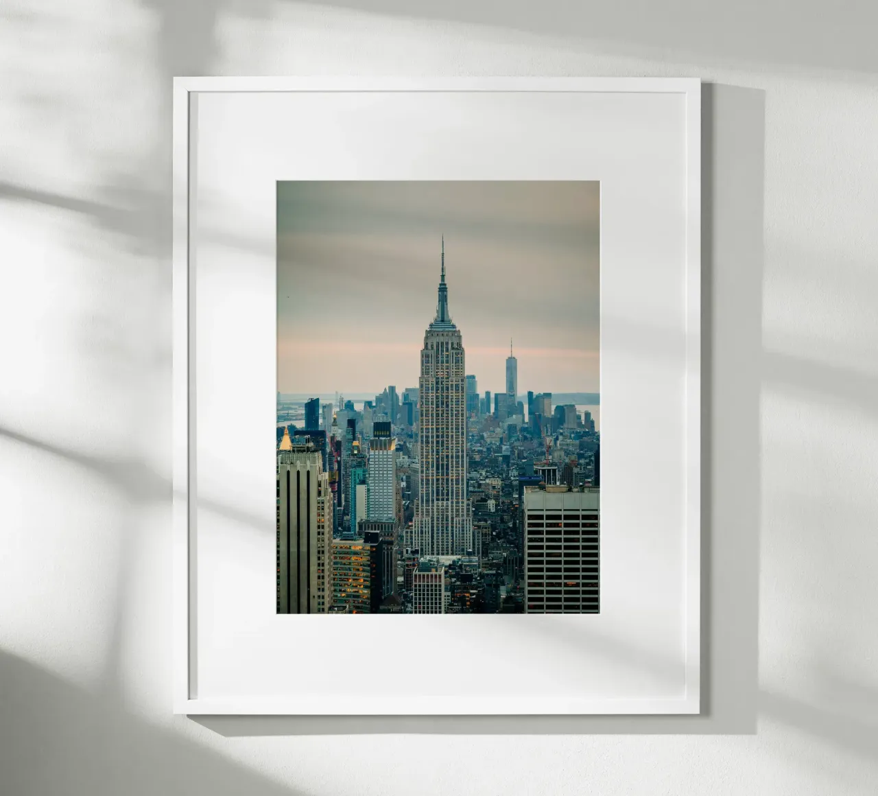 New York City - Empire State Building, Blick su Manhattan poster con telaio in plastica da Bold and Retro