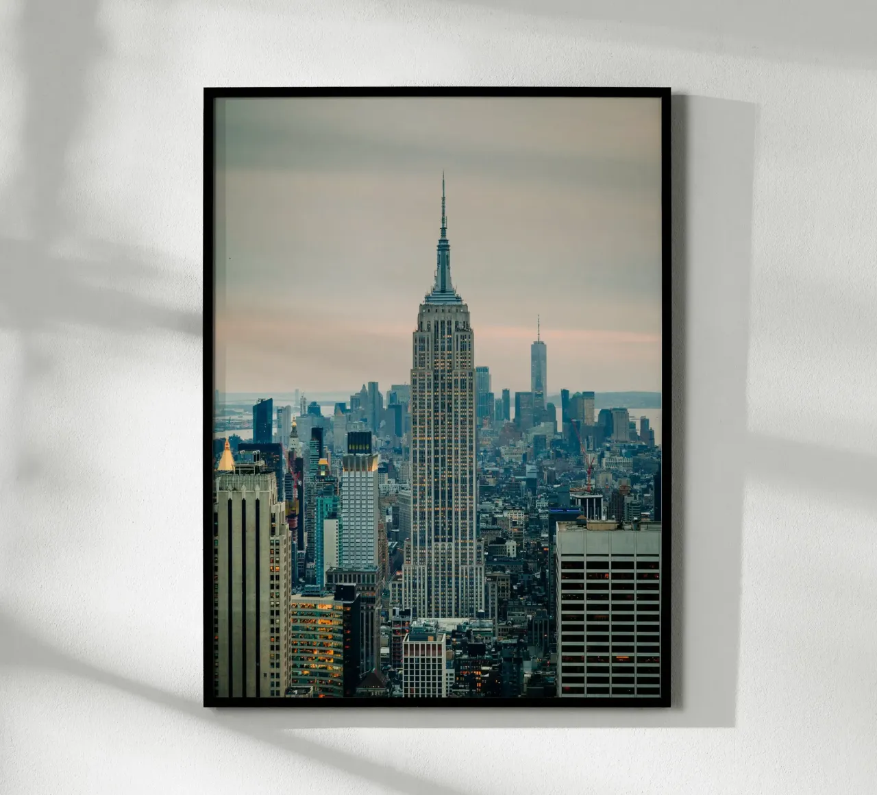 New York City - Empire State Building, Blick su Manhattan poster con telaio in plastica da Bold and Retro
