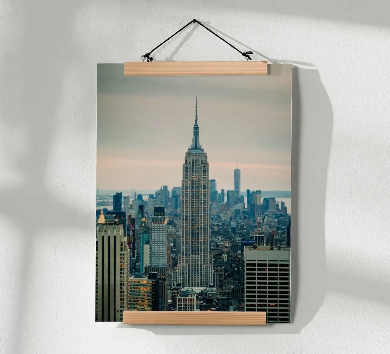 New York City - Empire State Building, Blick su Manhattan poster con telaio in plastica da Bold and Retro