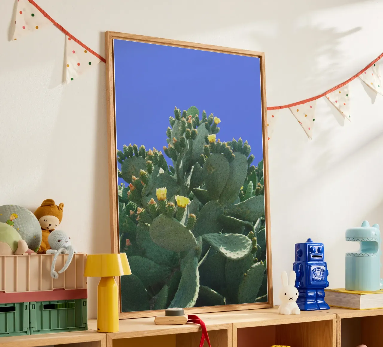 Cactus con flores sobre fondo azul metacrilato de Lisa Jureczko Arts Illustration