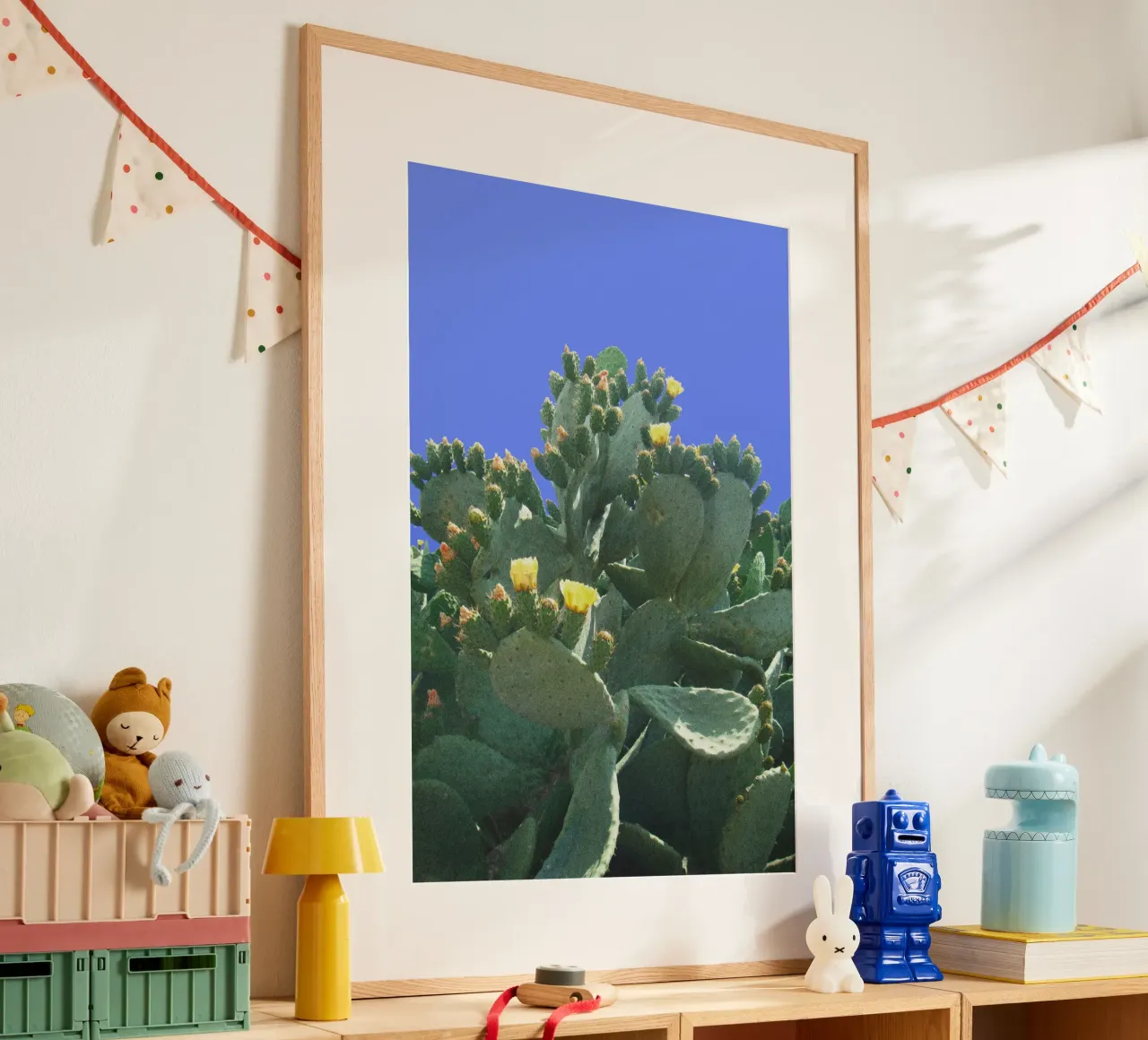 Cactus con fiori su sfondo blu carta hahnemühle da Lisa Jureczko Arts Illustration