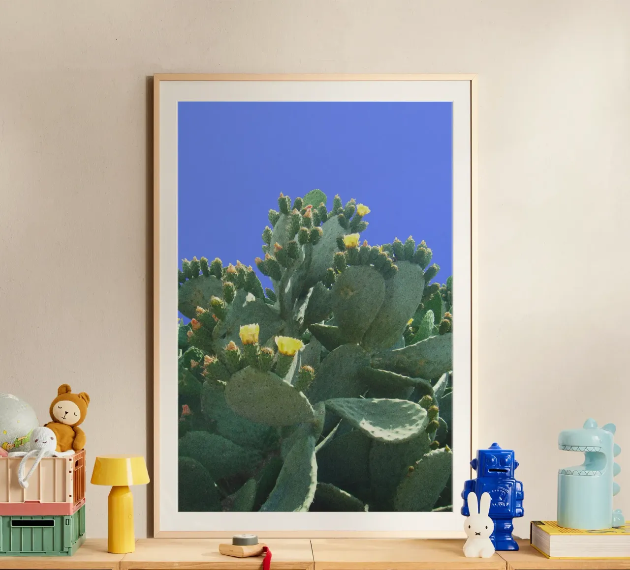 Cactus con fiori su sfondo blu carta hahnemühle da Lisa Jureczko Arts Illustration