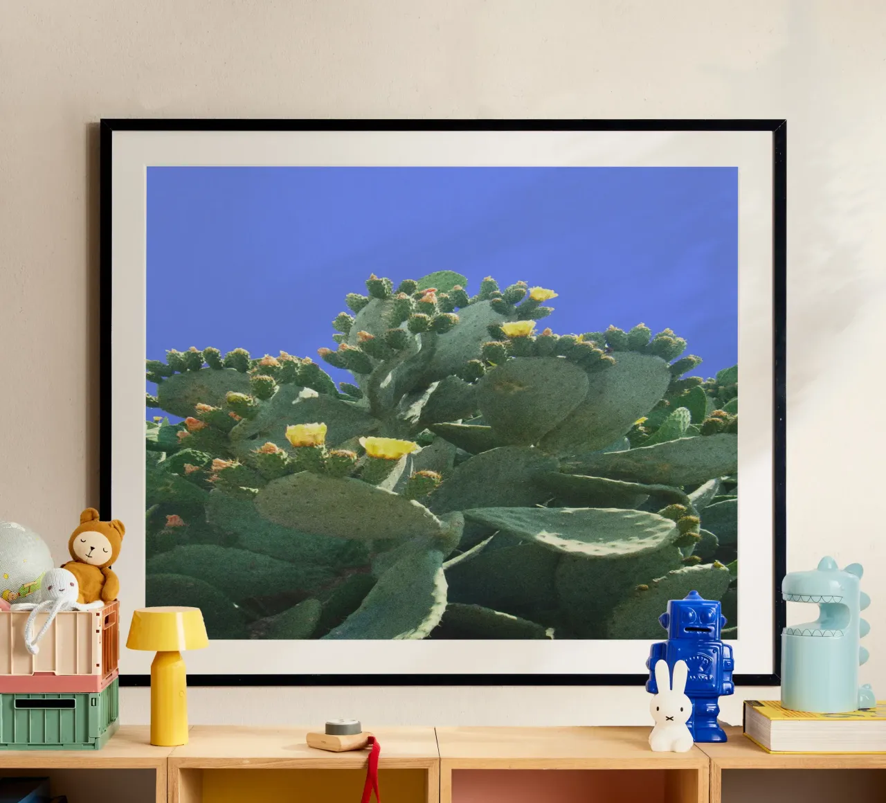 Cactus con fiori su sfondo blu carta hahnemühle da Lisa Jureczko Arts Illustration