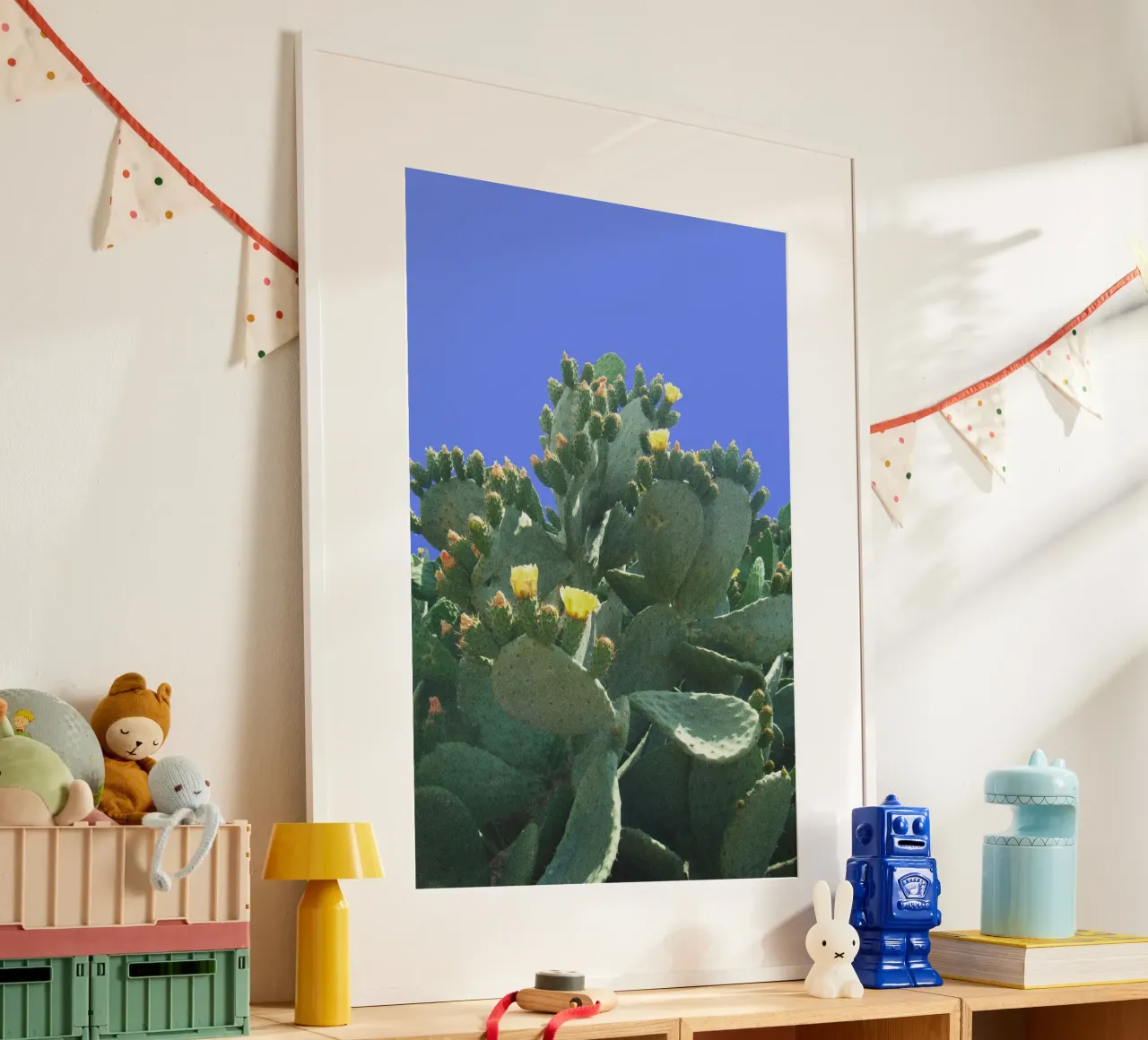 Cactus con fiori su sfondo blu carta hahnemühle da Lisa Jureczko Arts Illustration