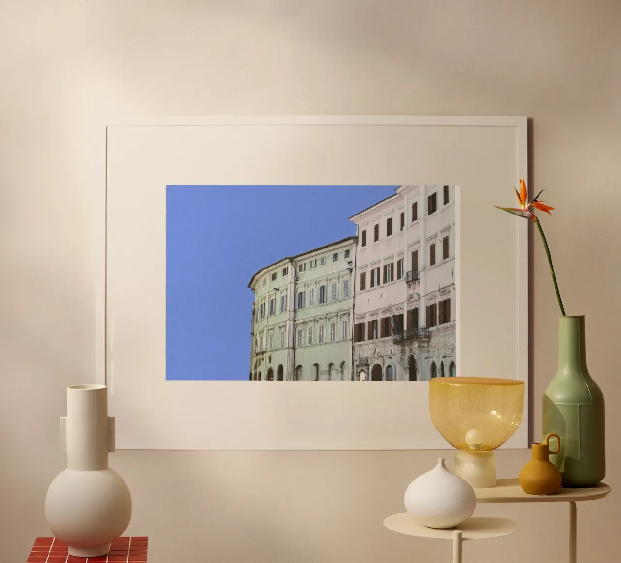 Case colorate in Italia su uno sfondo blu brillante poster con telaio in legno da Lisa Jureczko Arts Illustration