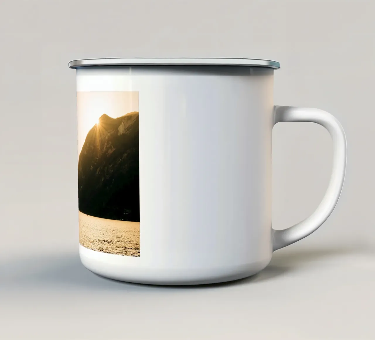 Panorama alpino: tramonto in montagna a Plansee tazza in smalto da Bold and Retro