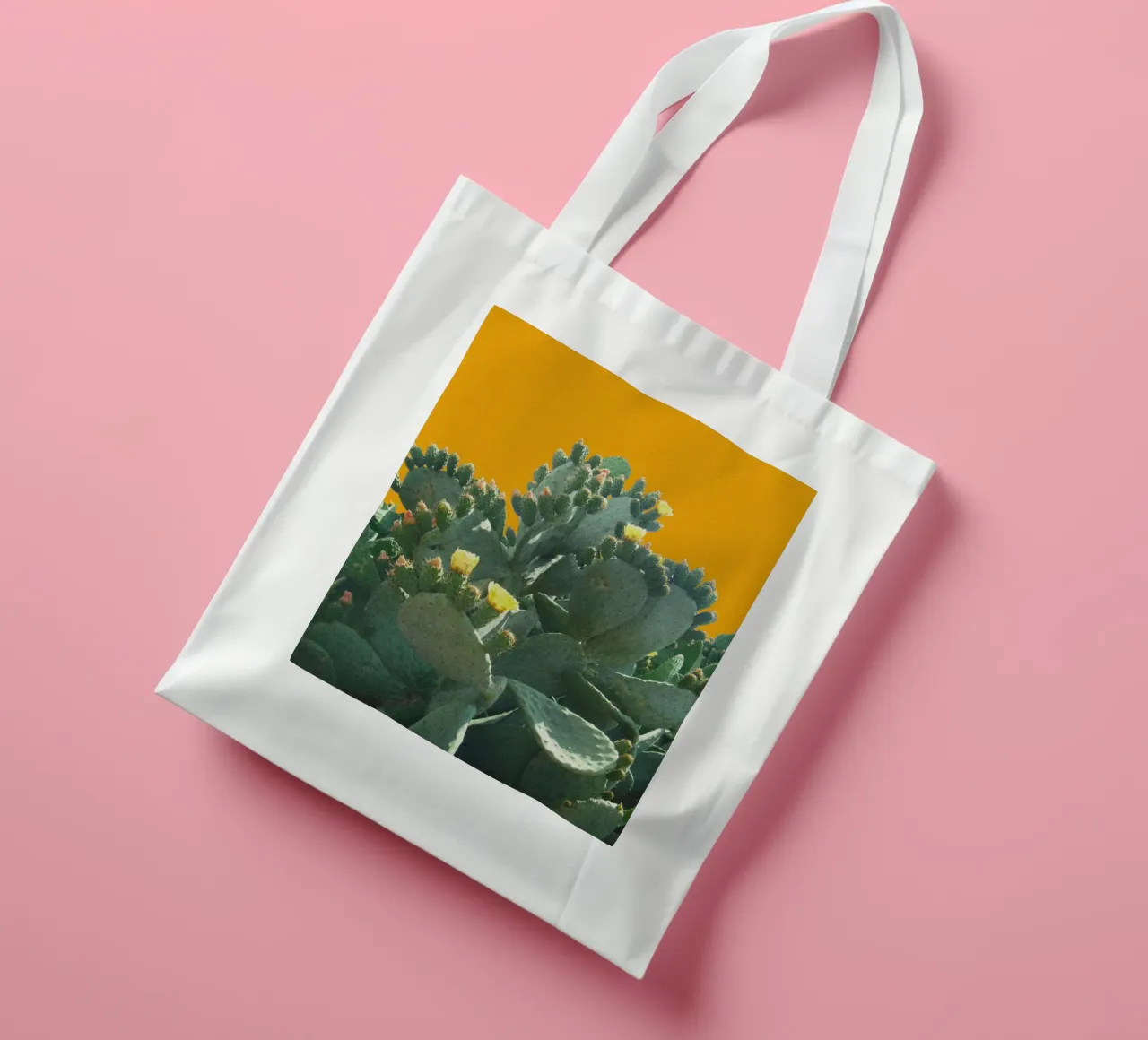 Cactus con fiori su sfondo giallo senape borsa in juta da Lisa Jureczko Arts Illustration