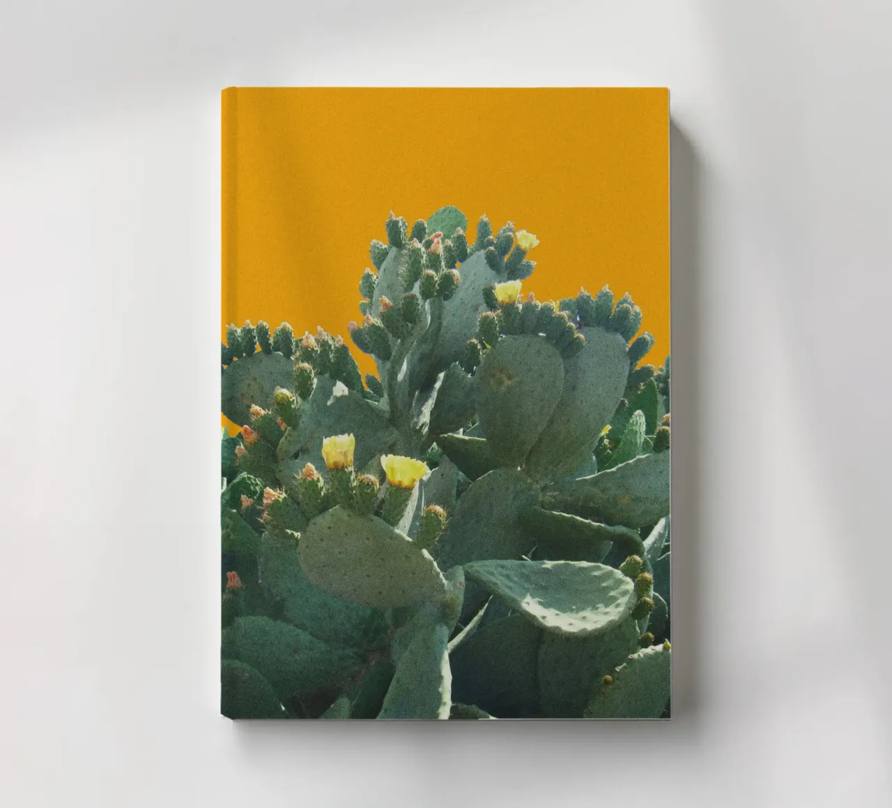 Cactus avec fleurs sur fond jaune moutarde carnet de notes de Lisa Jureczko Arts Illustration