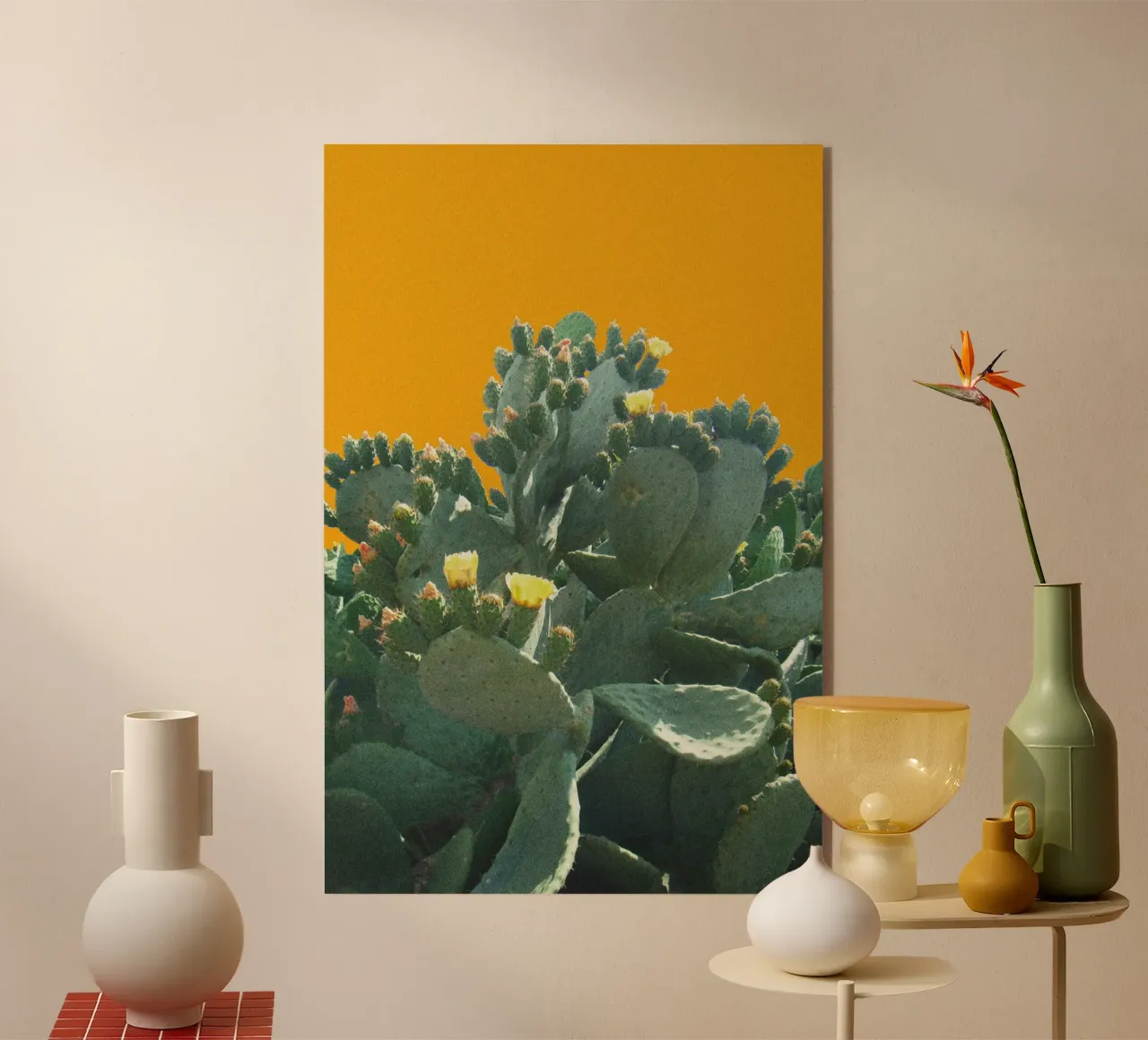 Cactus con flores sobre fondo amarillo mostaza metacrilato de Lisa Jureczko Arts Illustration