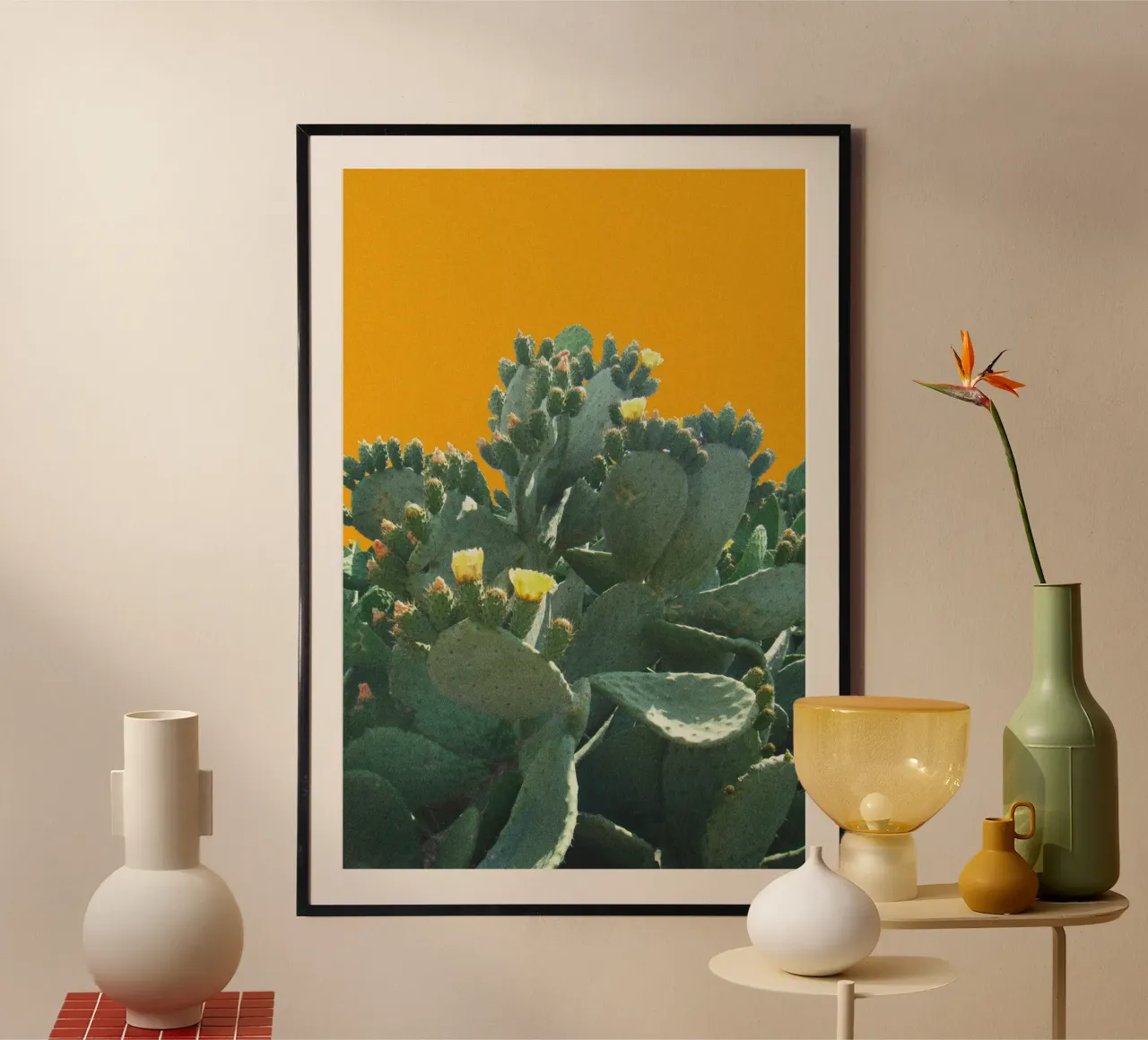 Cactus con flores sobre fondo amarillo mostaza hahnemühle de Lisa Jureczko Arts Illustration