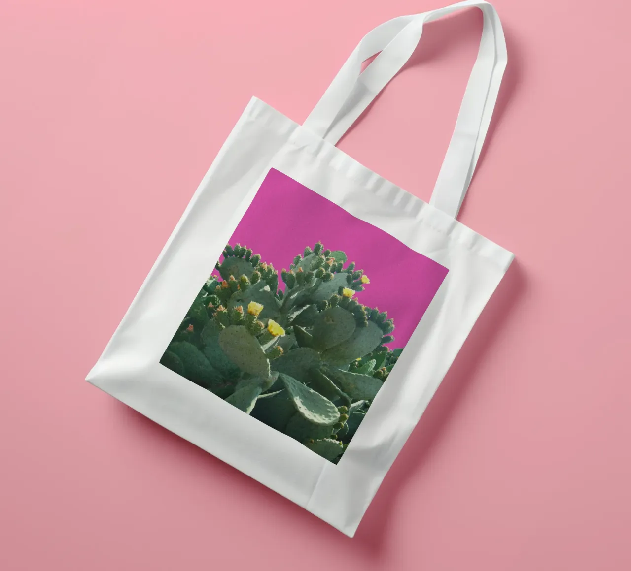 Cactus con fiori su sfondo rosa borsa in juta da Lisa Jureczko Arts Illustration