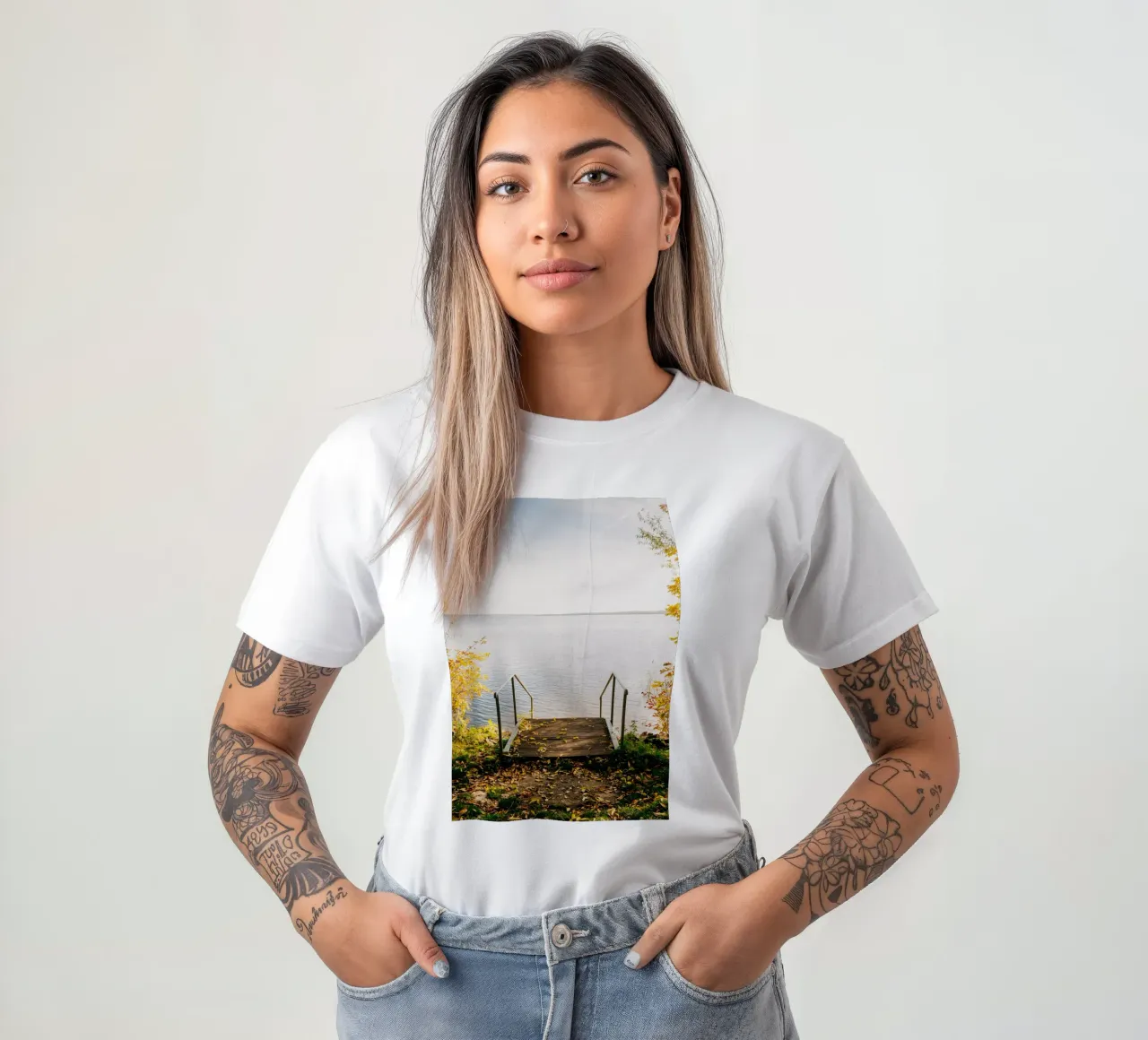 Autunno dorato sul lago di Senftenberg - foglie d'autunno + sole t-shirt da Bold and Retro