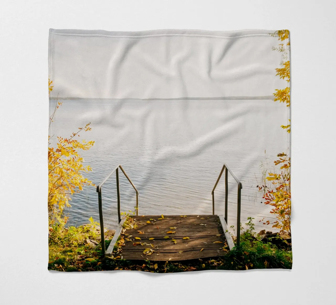 Autunno dorato sul lago di Senftenberg - foglie d'autunno + sole coperta in pile da Bold and Retro