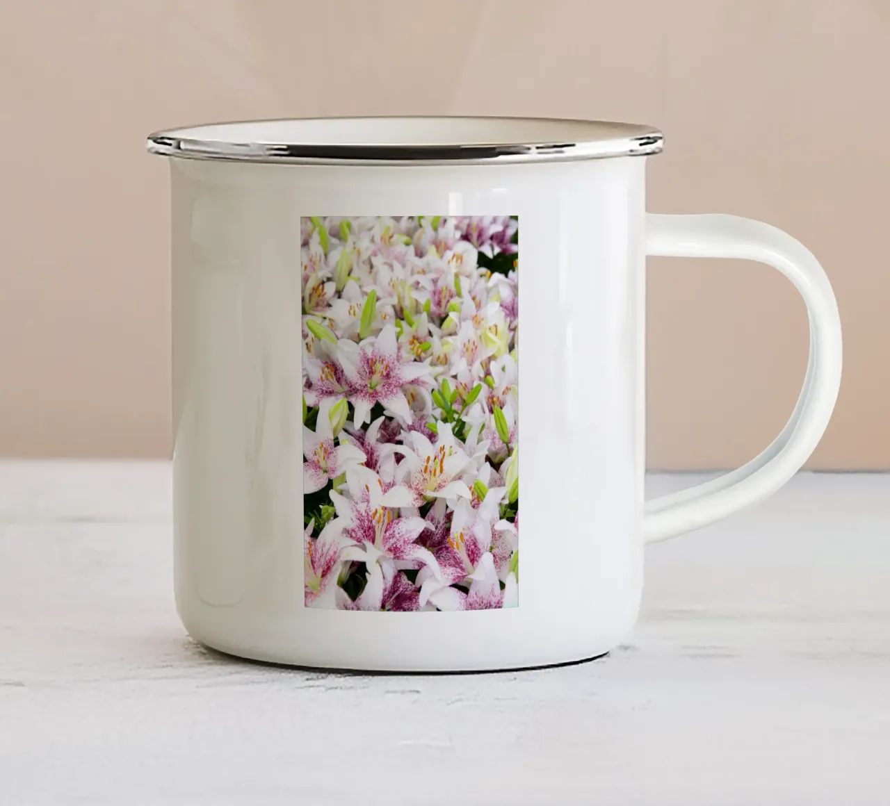 Gigli incantevoli tazza in smalto da Curious Collections by Marielle Leenders