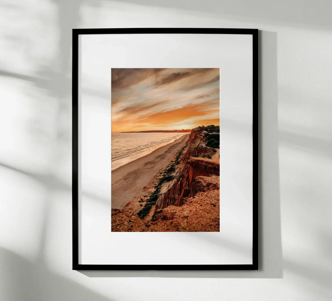 Portogallo, Algarve - Tramonto e vista sul mare sulla costa poster con telaio in plastica da Bold and Retro
