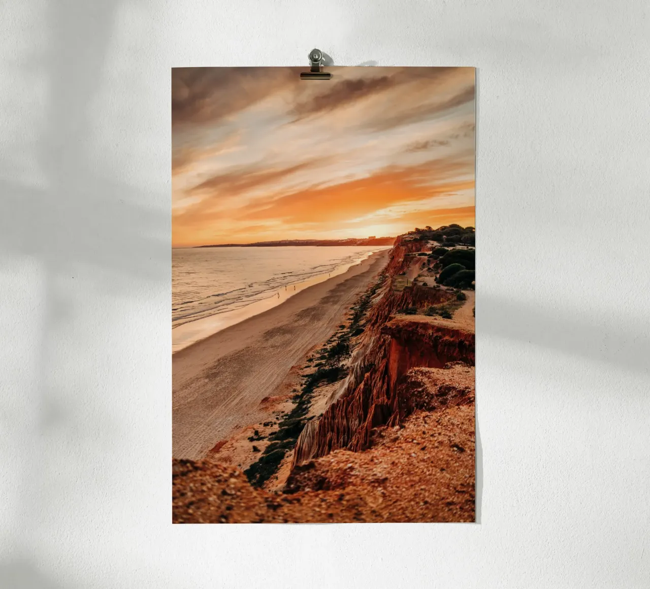 Portogallo, Algarve - Tramonto e vista sul mare sulla costa poster con telaio in plastica da Bold and Retro