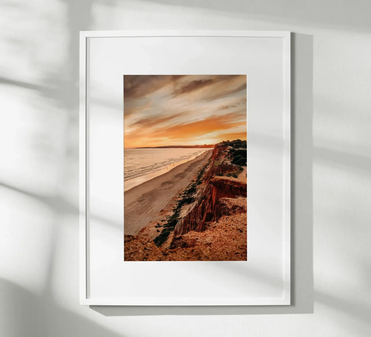 Portogallo, Algarve - Tramonto e vista sul mare sulla costa poster con telaio in plastica da Bold and Retro