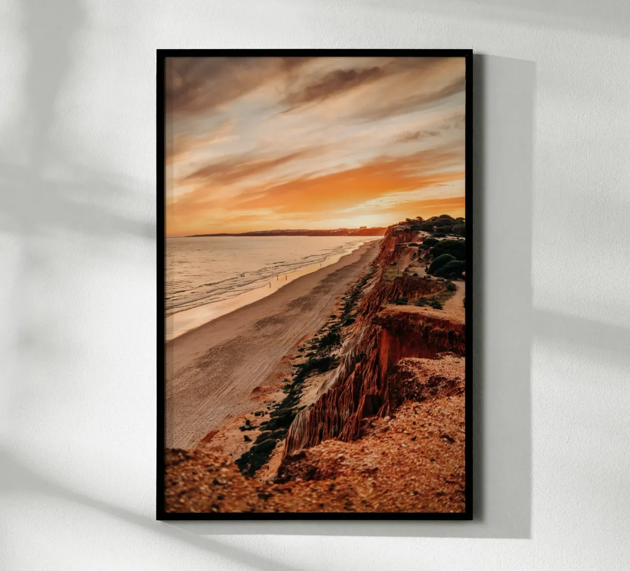 Portogallo, Algarve - Tramonto e vista sul mare sulla costa poster con telaio in plastica da Bold and Retro