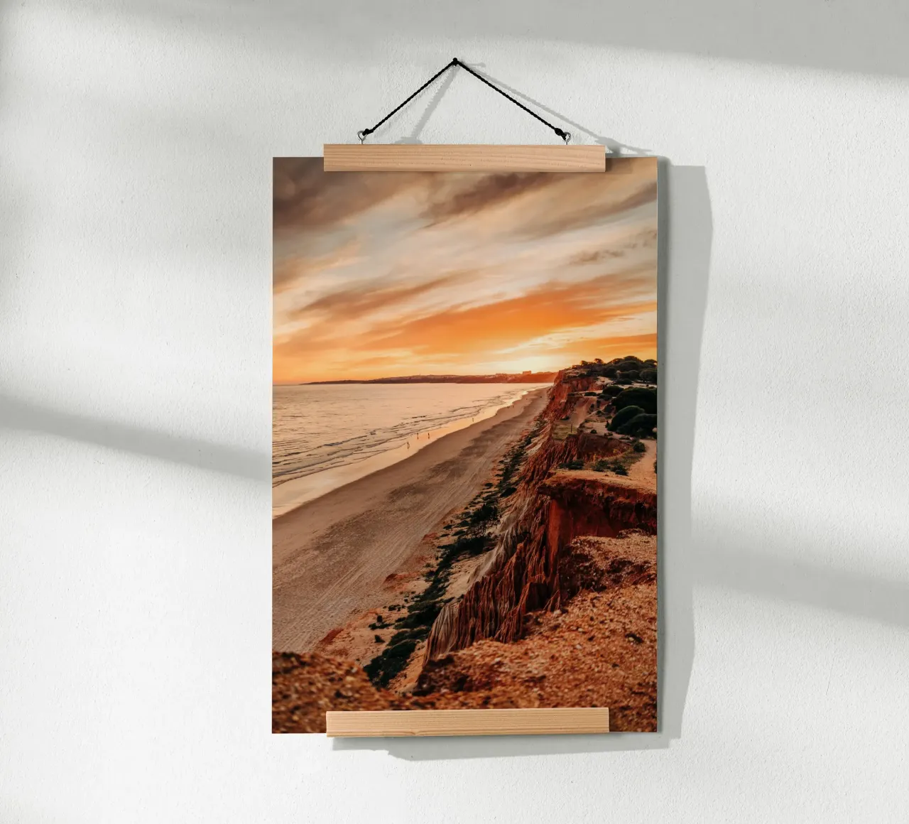 Portogallo, Algarve - Tramonto e vista sul mare sulla costa poster con telaio in plastica da Bold and Retro