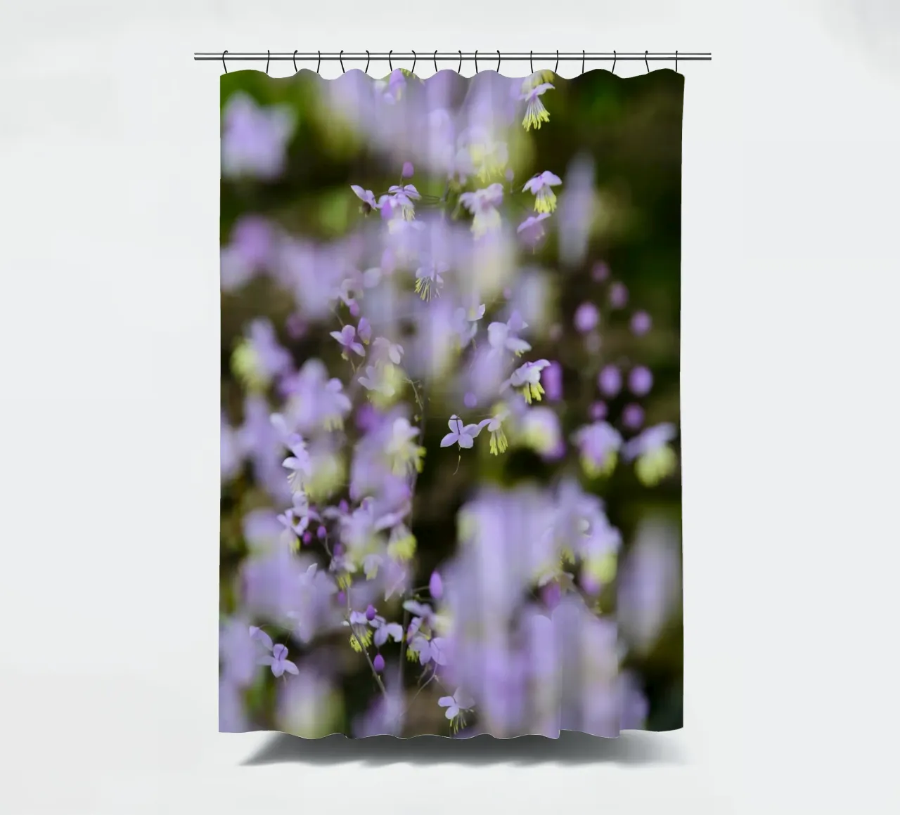 Incantevoli fiori viola selvatici tenda da doccia da Curious Collections by Marielle Leenders