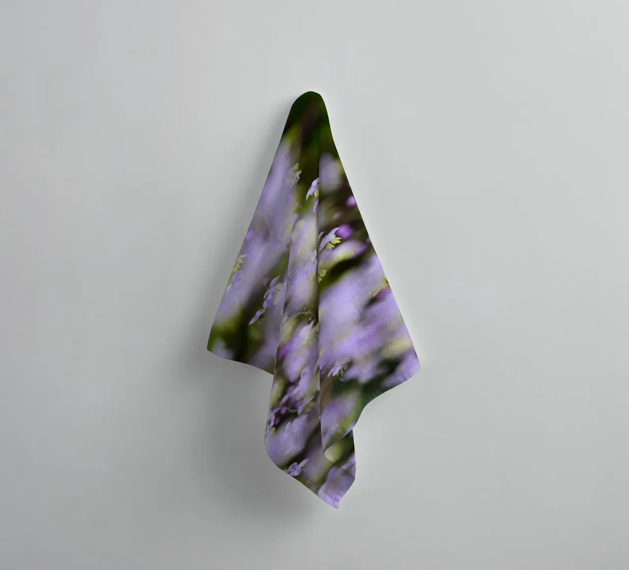 Incantevoli fiori viola selvatici asciugamano da bagno da Curious Collections by Marielle Leenders