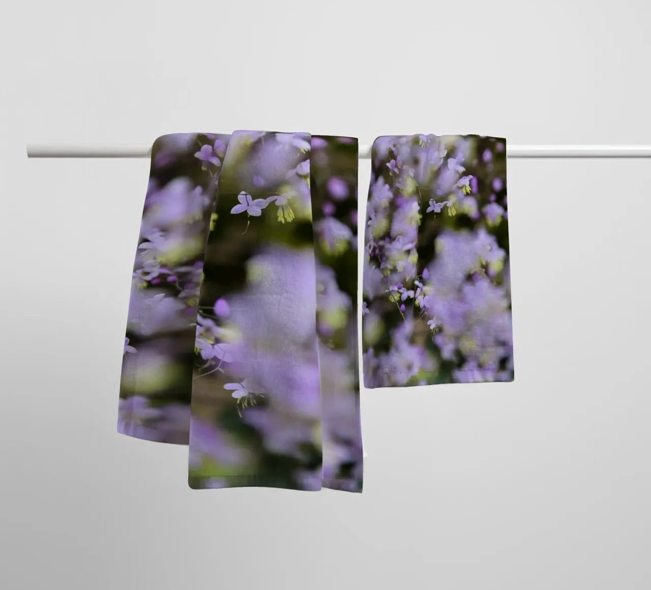 Incantevoli fiori viola selvatici asciugamano da bagno da Curious Collections by Marielle Leenders