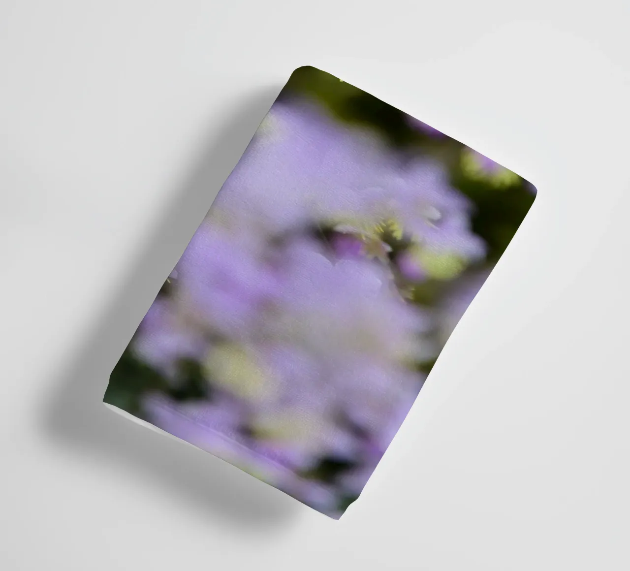 Incantevoli fiori viola selvatici asciugamano da bagno da Curious Collections by Marielle Leenders