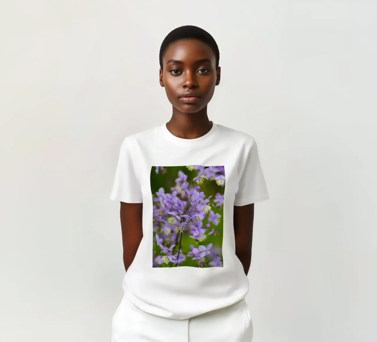 Incantevoli fiori viola selvatici t-shirt da Curious Collections by Marielle Leenders